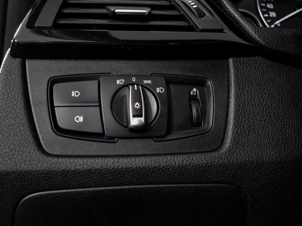 BMW 3 серии 318i, 2017 Фото №10