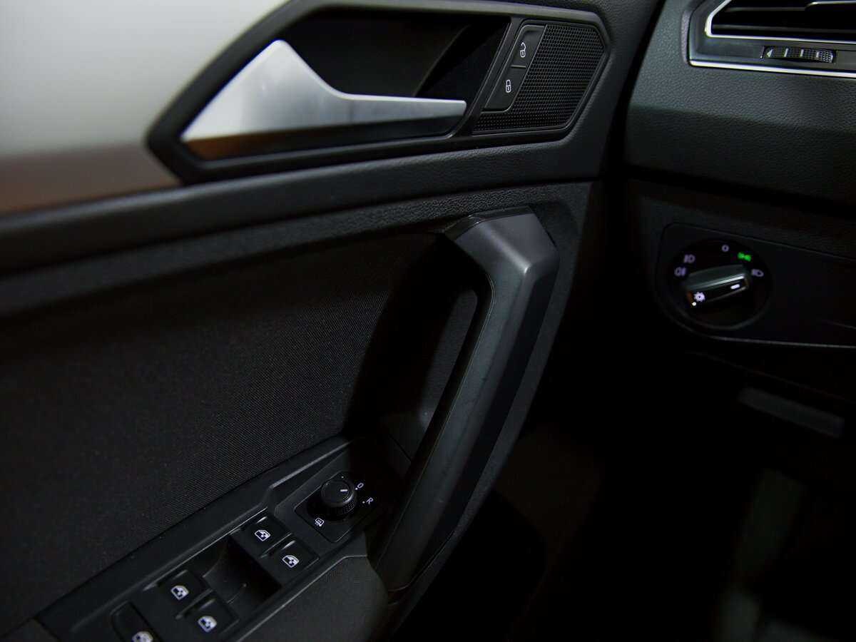 Volkswagen Tiguan, 2018 Фото №8