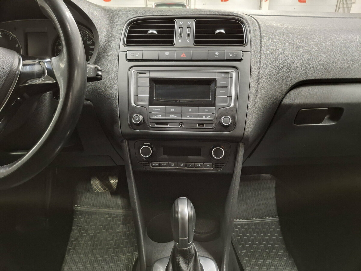 Volkswagen Polo V Рестайлинг, 2017 Фото №15