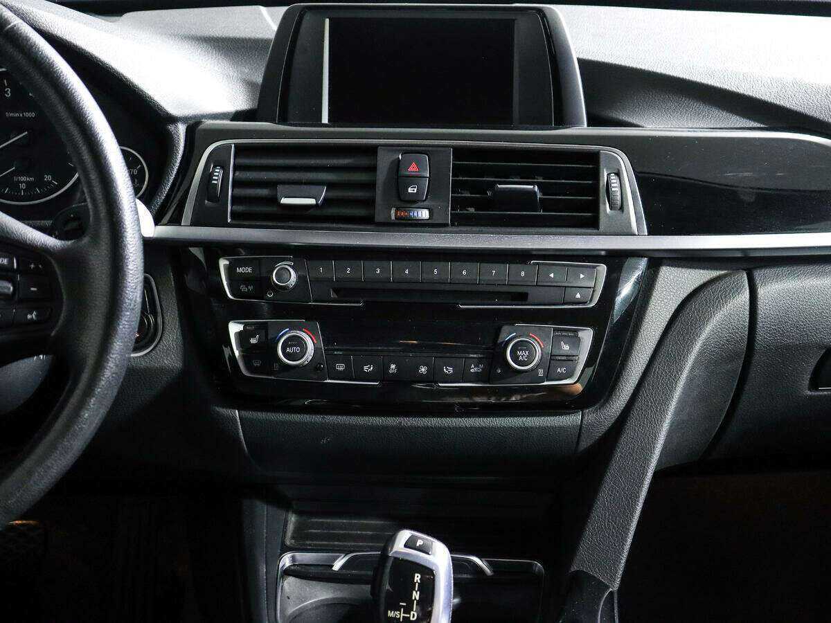 BMW 3 серии 318i, 2017 Фото №9